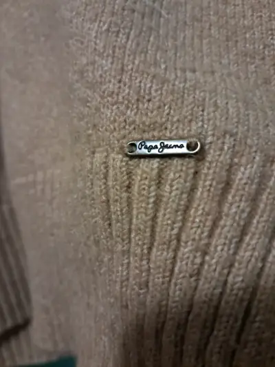 Suéter de lana beige con cuello alto para mujer - miniatura 3