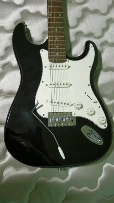 Guitarra eléctrica Freeman negra con trémolo - miniatura 2