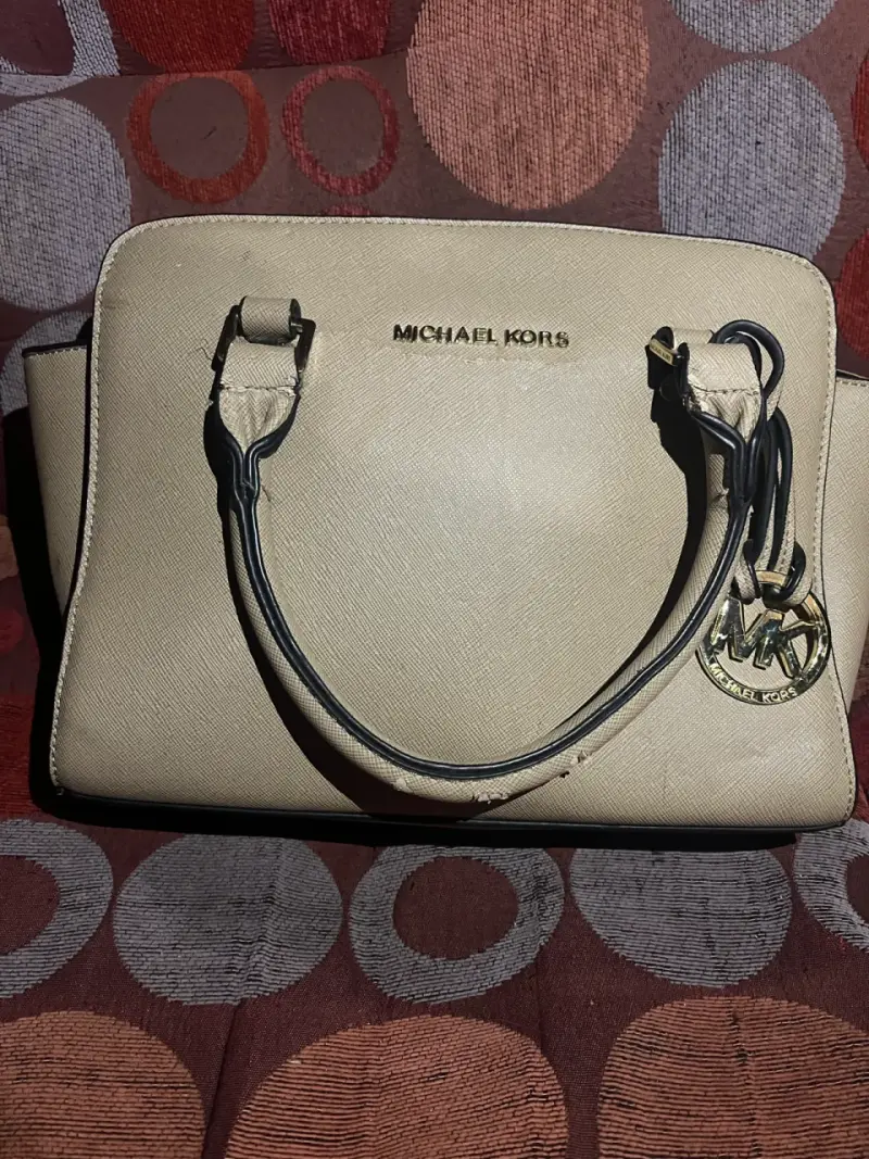 Bolso Michael Kors beige con detalles dorados - 1