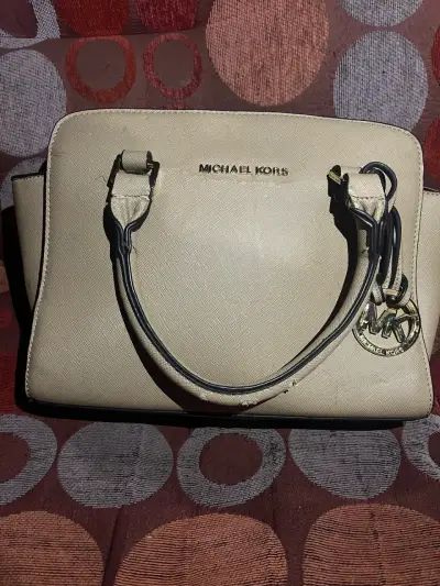 Bolso Michael Kors beige con detalles dorados - miniatura 1