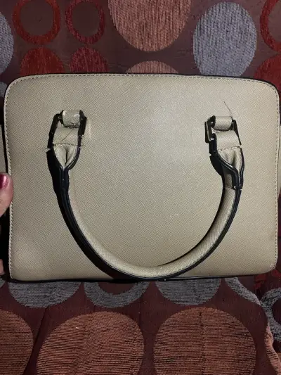Bolso Michael Kors beige con detalles dorados - miniatura 2