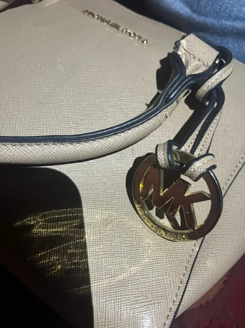 Bolso Michael Kors beige con detalles dorados - 3