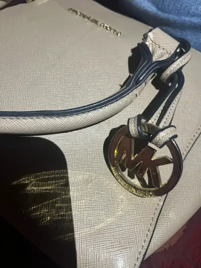 Bolso Michael Kors beige con detalles dorados - miniatura 3