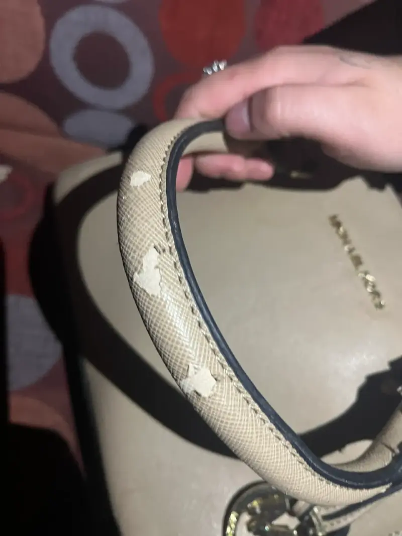 Bolso Michael Kors beige con detalles dorados - 4
