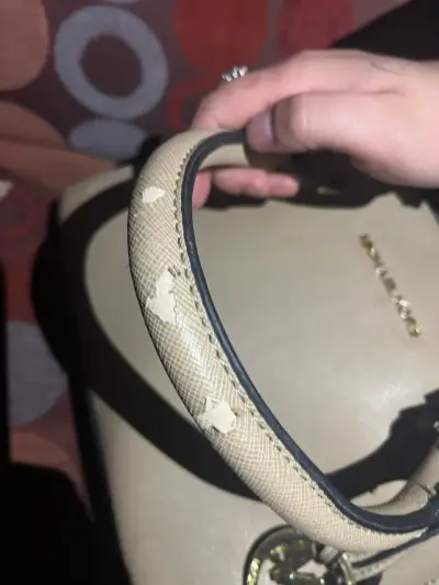 Bolso Michael Kors beige con detalles dorados - miniatura 4