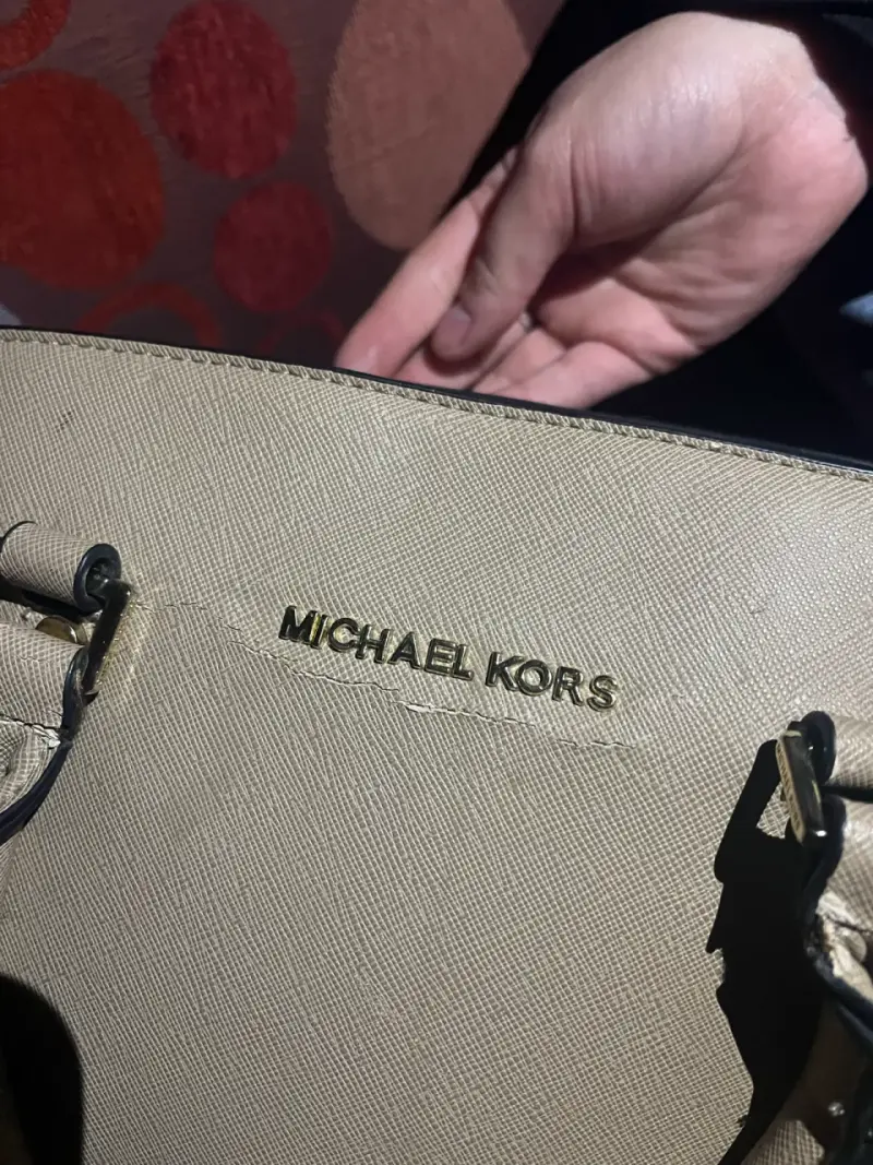 Bolso Michael Kors beige con detalles dorados - 5