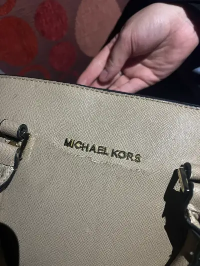 Bolso Michael Kors beige con detalles dorados - miniatura 5