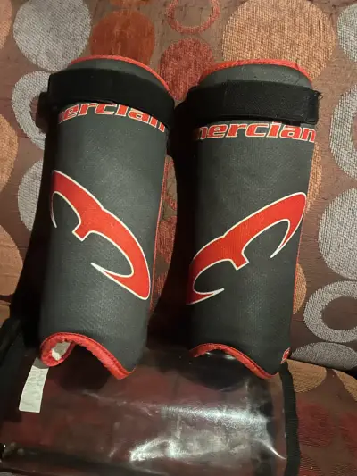 Canilleras de Hockey Mercian Negras y Rojas - miniatura 1
