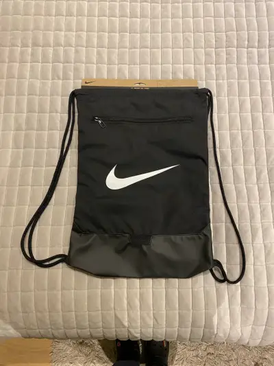 Bolso deportivo Nike negro con logo - miniatura 1