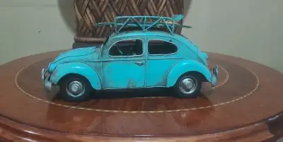 Modelo a escala de auto clásico azul con tablas de surf - miniatura 1