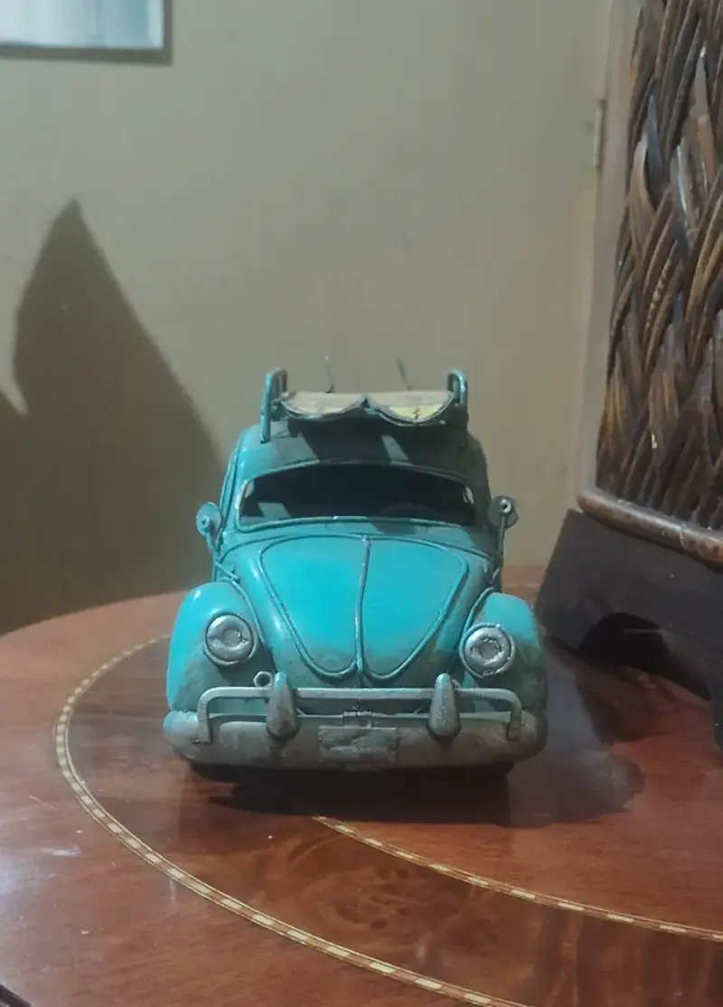 Modelo a escala de auto clásico azul con tablas de surf - 2
