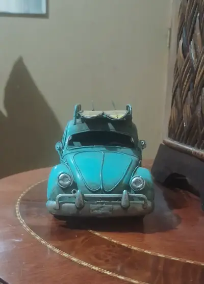 Modelo a escala de auto clásico azul con tablas de surf - miniatura 2