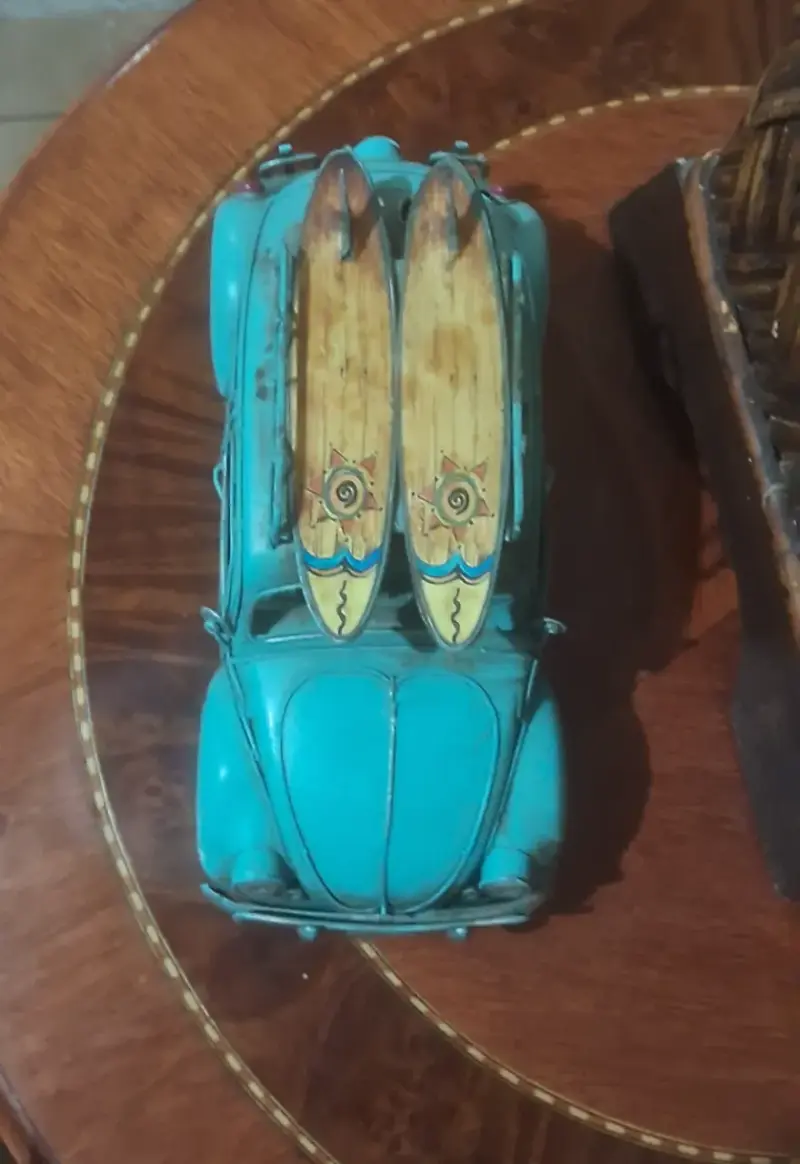 Modelo a escala de auto clásico azul con tablas de surf - 3