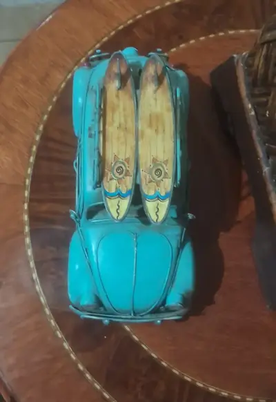 Modelo a escala de auto clásico azul con tablas de surf - miniatura 3