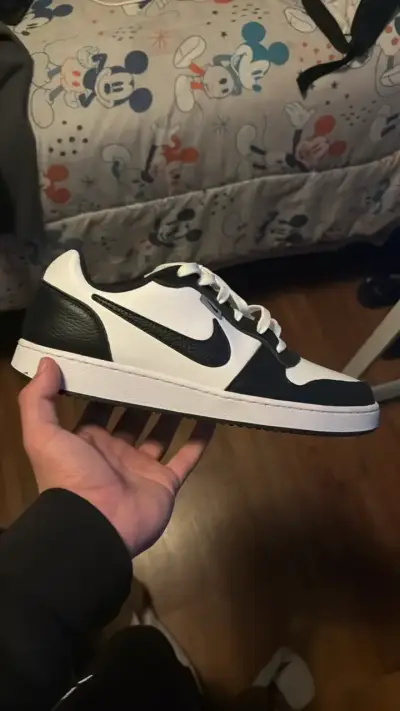 Zapatillas Nike blancas y negras - miniatura 1