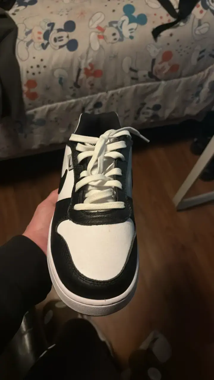 Zapatillas Nike blancas y negras - 2