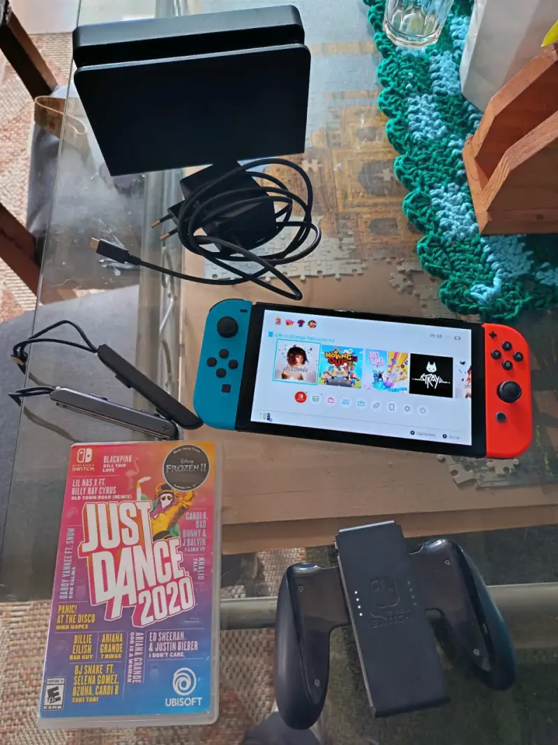 Consola Nintendo Switch con juego Just Dance 2020