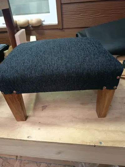 Taburete posapies de madera tapizado en tela - miniatura 1