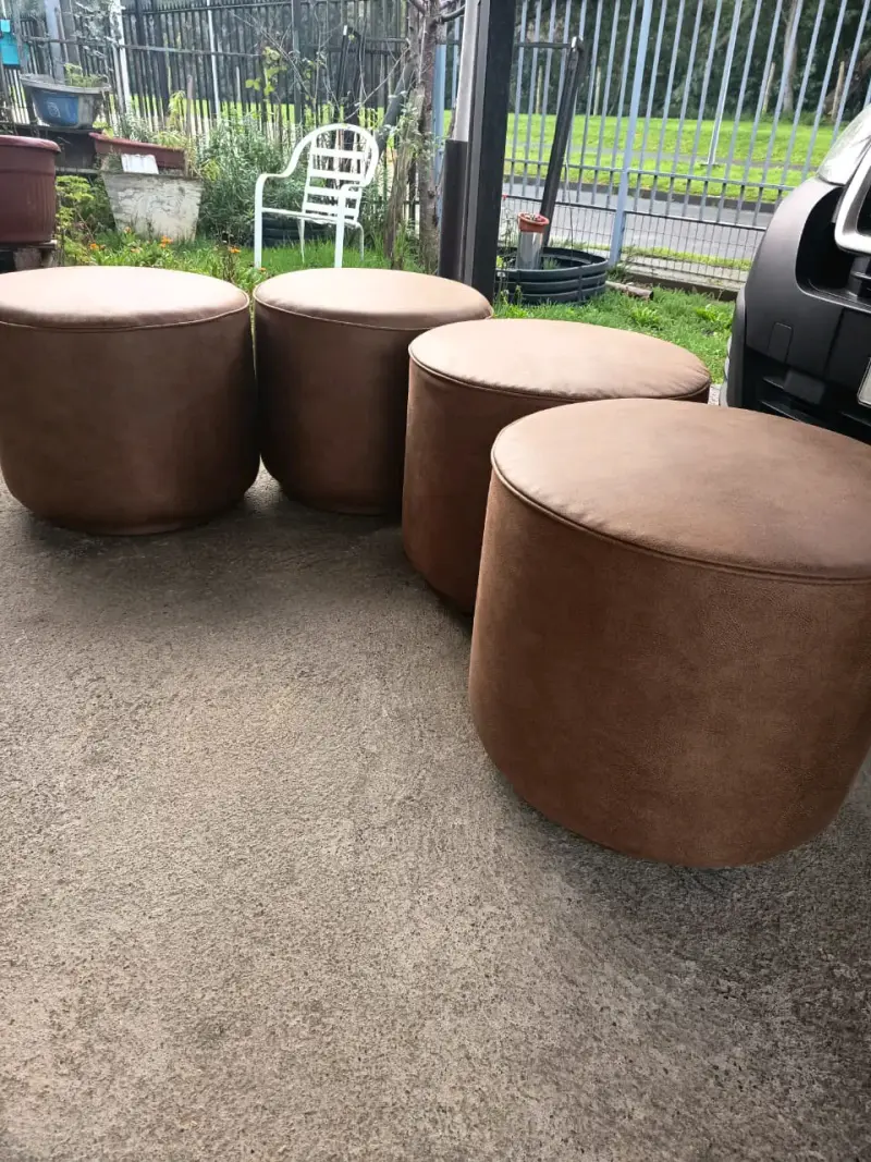 Taburete posapies de madera tapizado en tela - 2