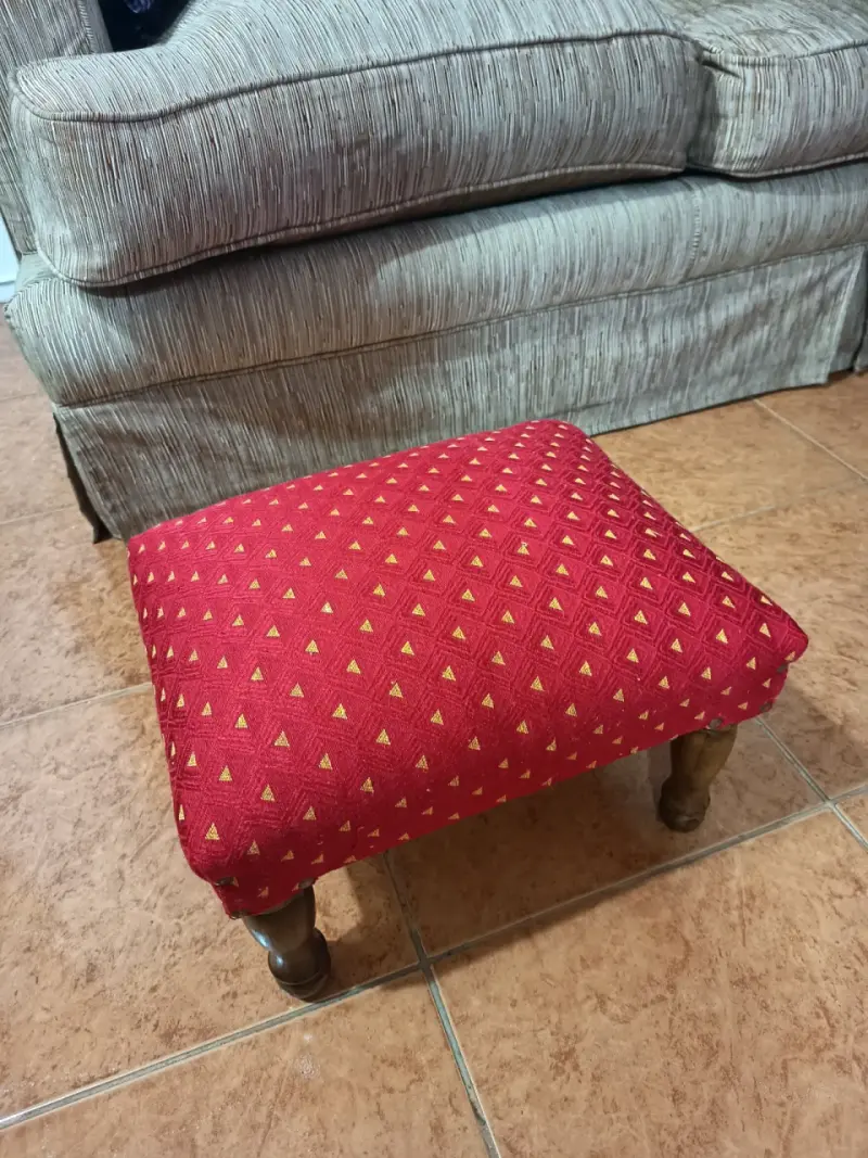 Taburete posapies de madera tapizado en tela - 3