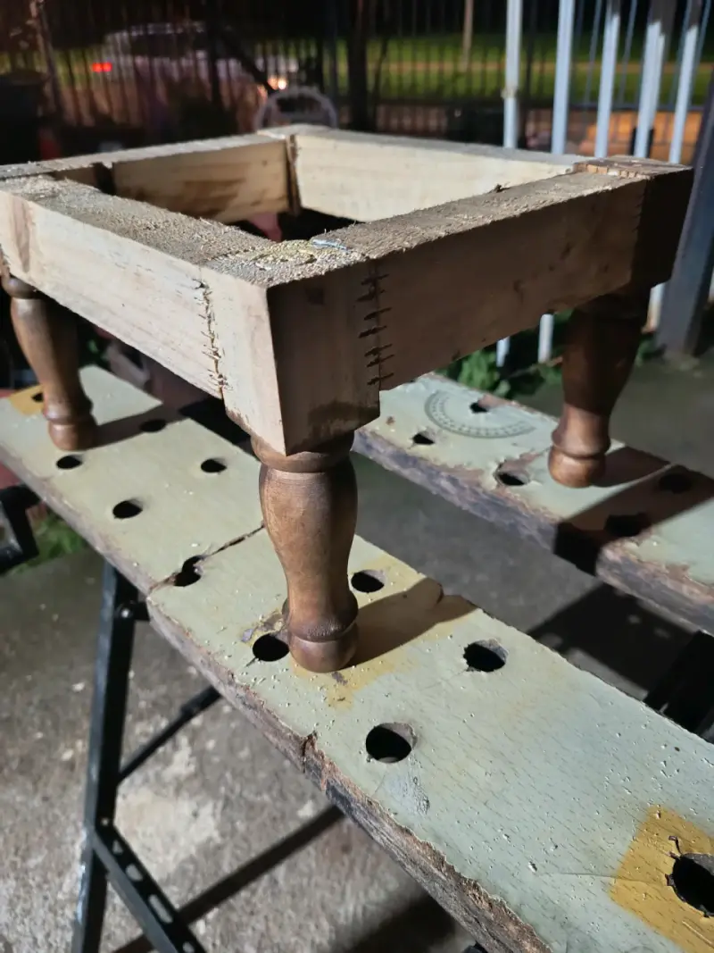 Taburete posapies de madera tapizado en tela - 4