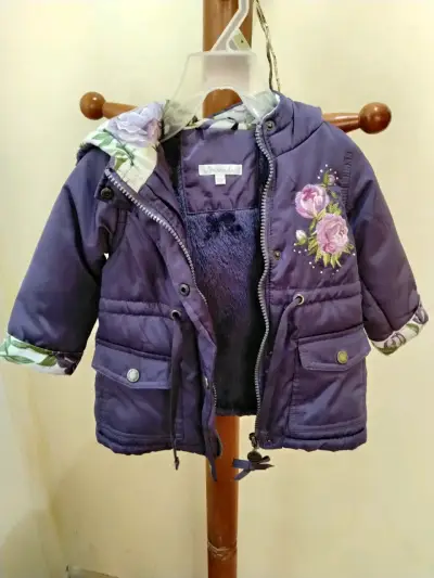 Chaquetón de niña morado como nuevo talla 12 meses - miniatura 2