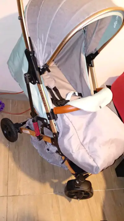 Coche de bebé plegable con capota gris - miniatura 5