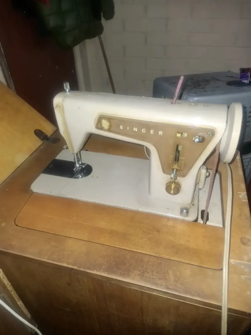 Máquina de coser Singer antigua con mueble - 1