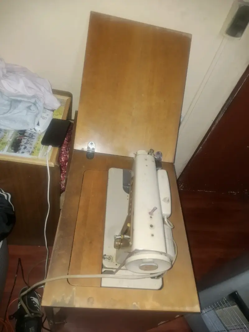 Máquina de coser Singer antigua con mueble - 2