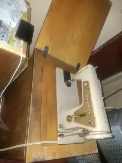 Máquina de coser Singer antigua con mueble - miniatura 3