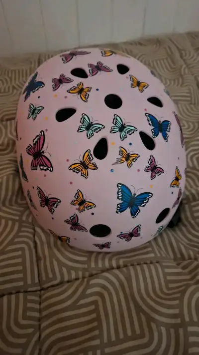 Casco infantil rosa con mariposas - miniatura 1