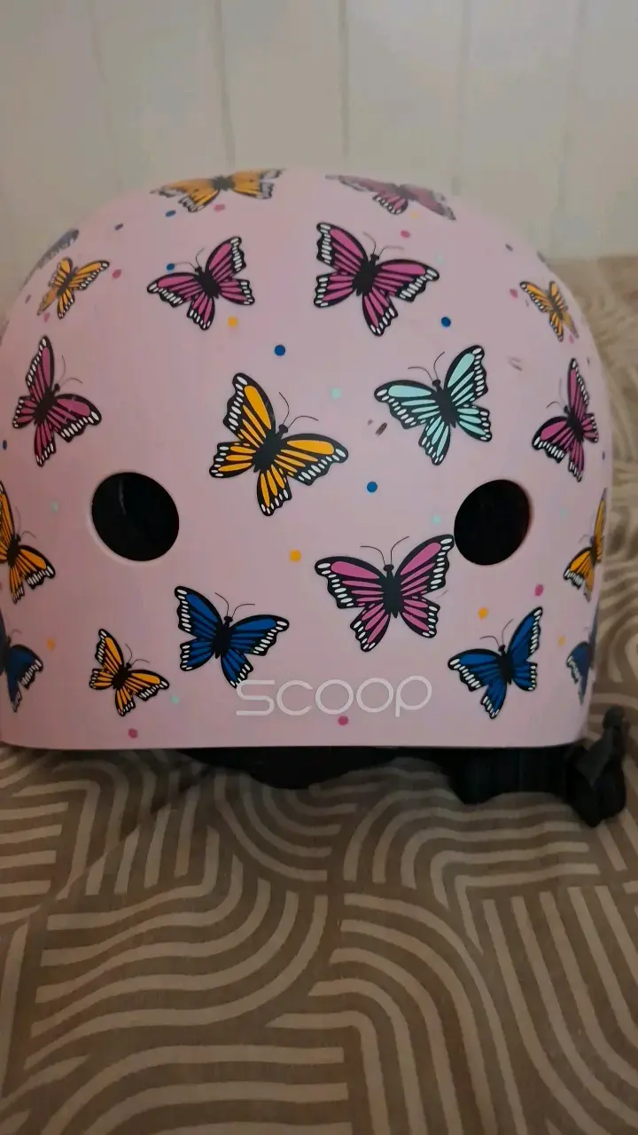 Casco infantil rosa con mariposas - 2
