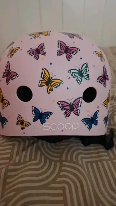 Casco infantil rosa con mariposas - miniatura 2