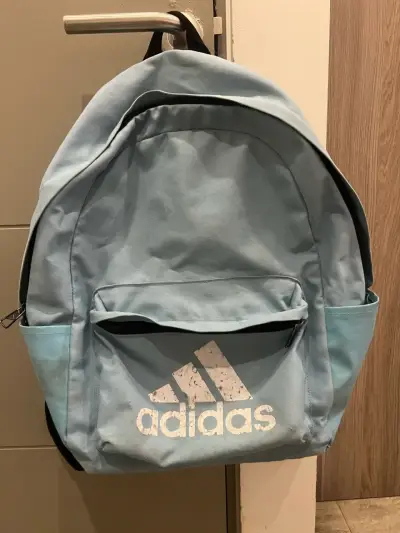 Mochila Adidas celeste con logo frontal - miniatura 1
