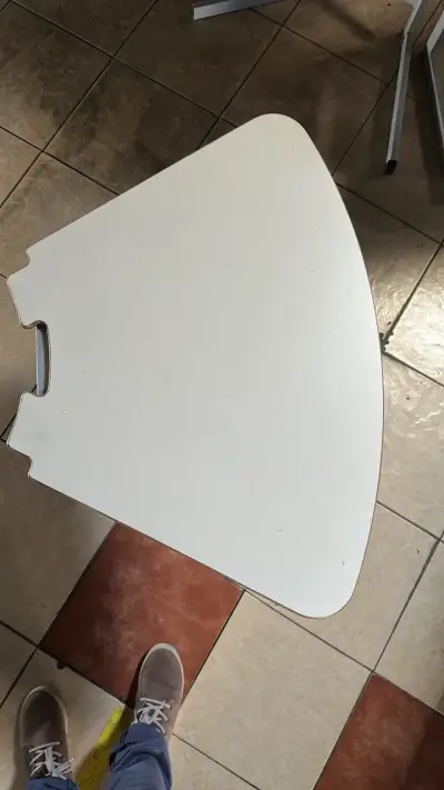 Mesa de estudio triangular blanca - miniatura 1