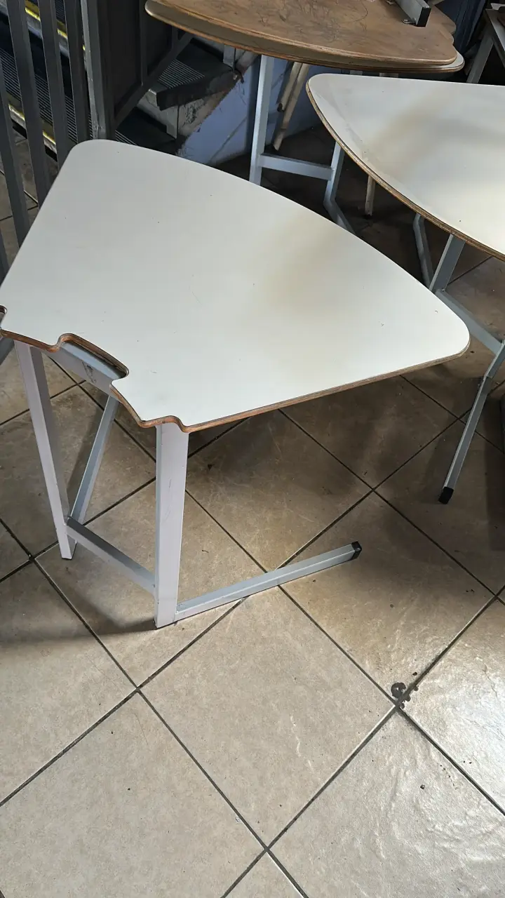 Mesa de estudio triangular blanca - 2