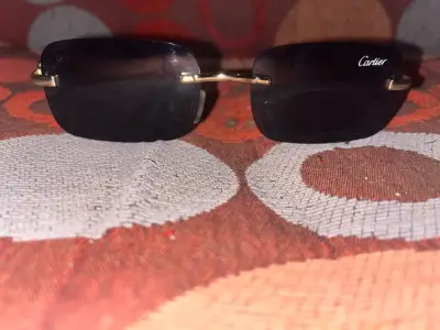 Gafas de sol Cartier con detalles dorados - miniatura 1