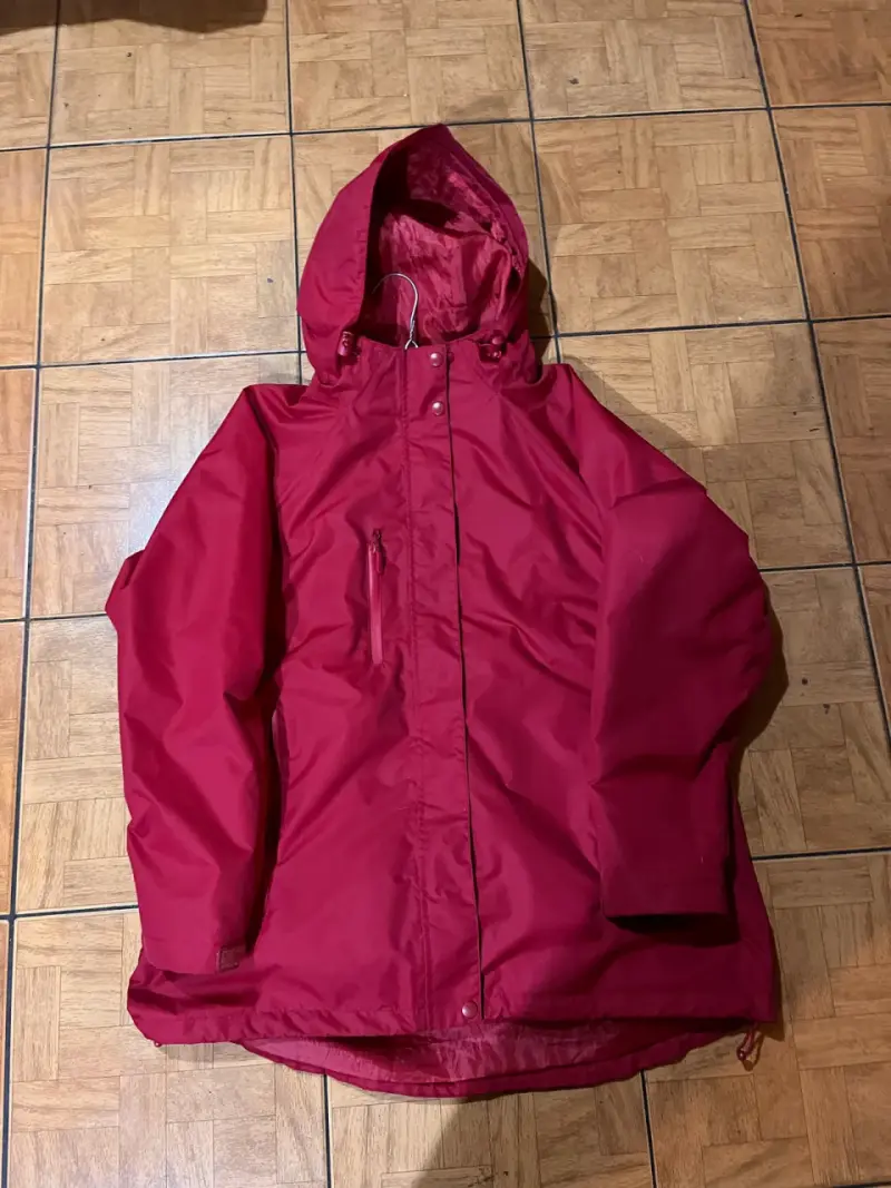 Chaqueta impermeable roja con capucha mujer XL