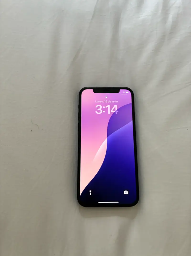 iPhone 12 en buen estado con batería al 87% - 1