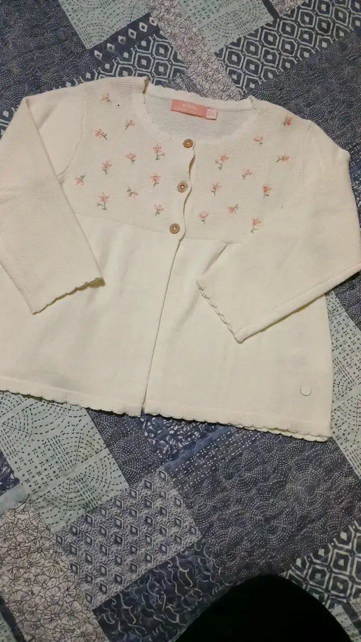 Chaleco  de niña con bordado floral Pillin