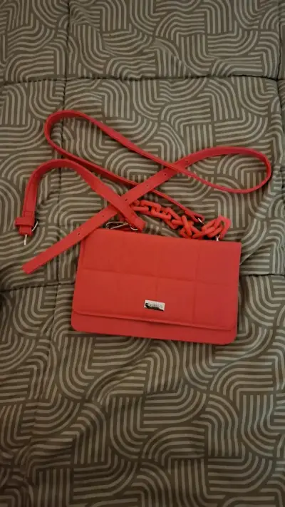 Cartera fucsia con correa ajustable - miniatura 1