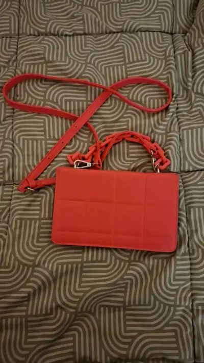 Cartera fucsia con correa ajustable - miniatura 2