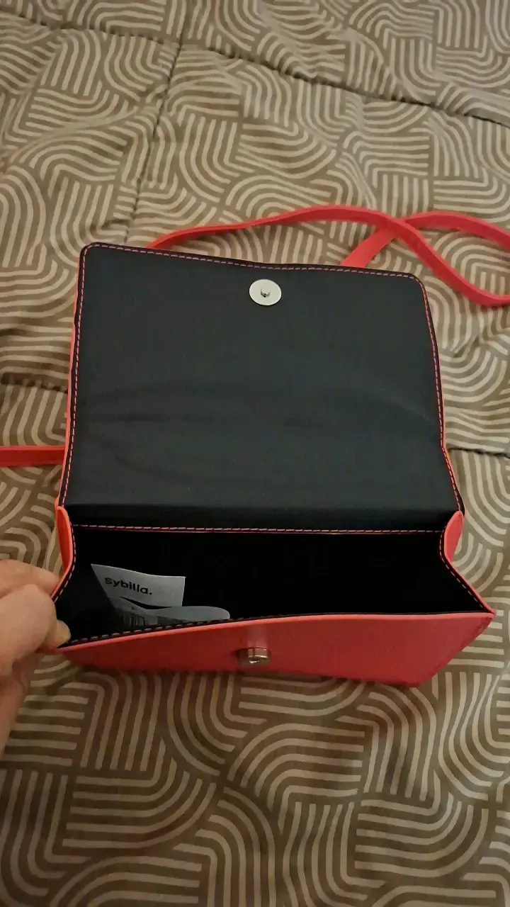 Cartera fucsia con correa ajustable - 3