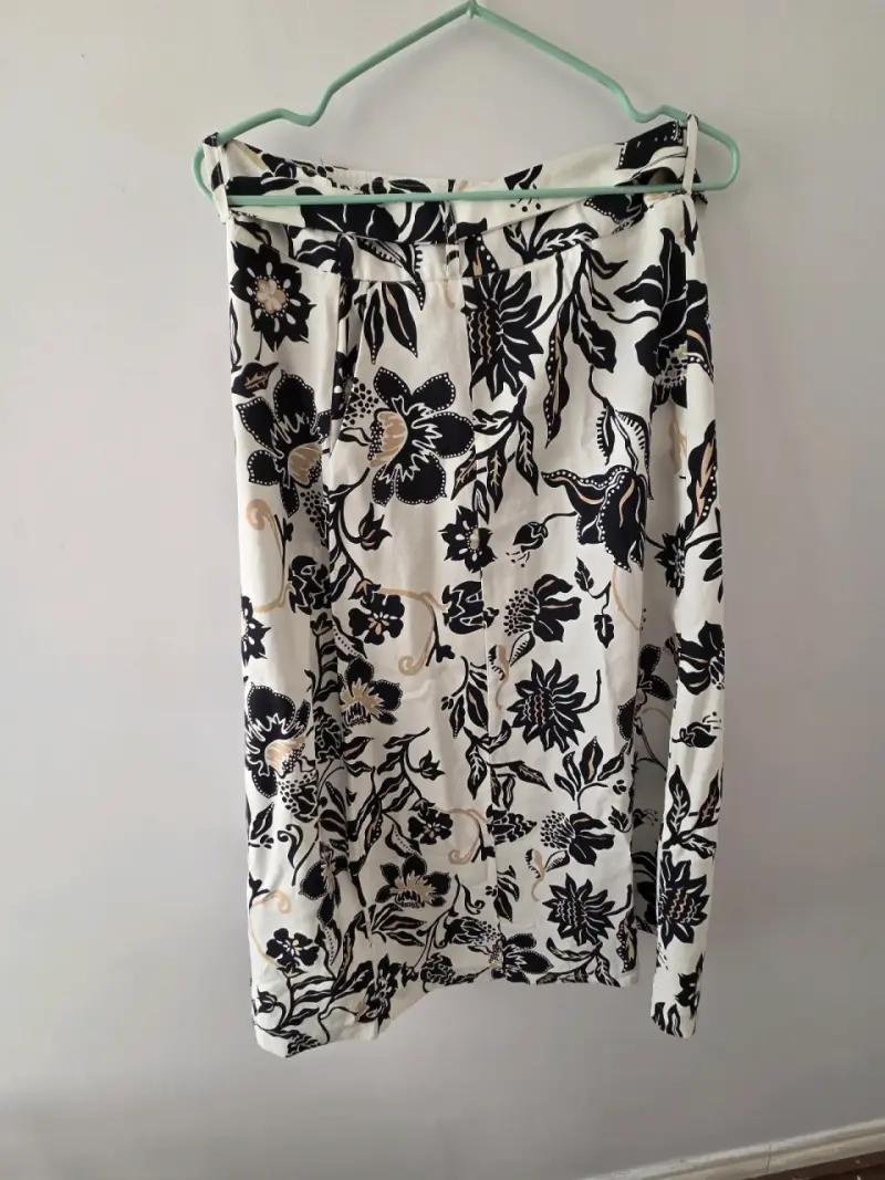 Falda larga con estampado floral blanco y negro - 1
