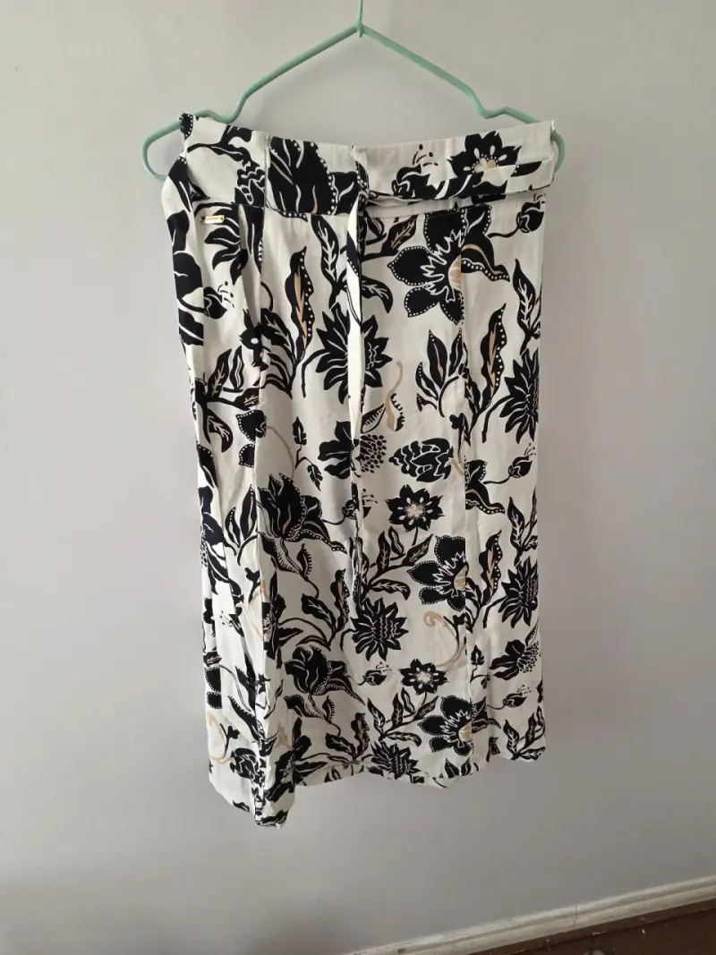 Falda larga con estampado floral blanco y negro - 2