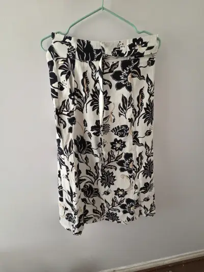 Falda larga con estampado floral blanco y negro - miniatura 2