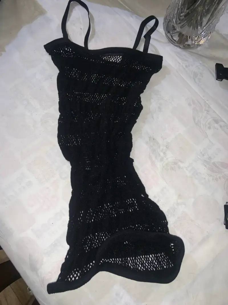 Conjunto de lencería negra con encaje y flecos - 1
