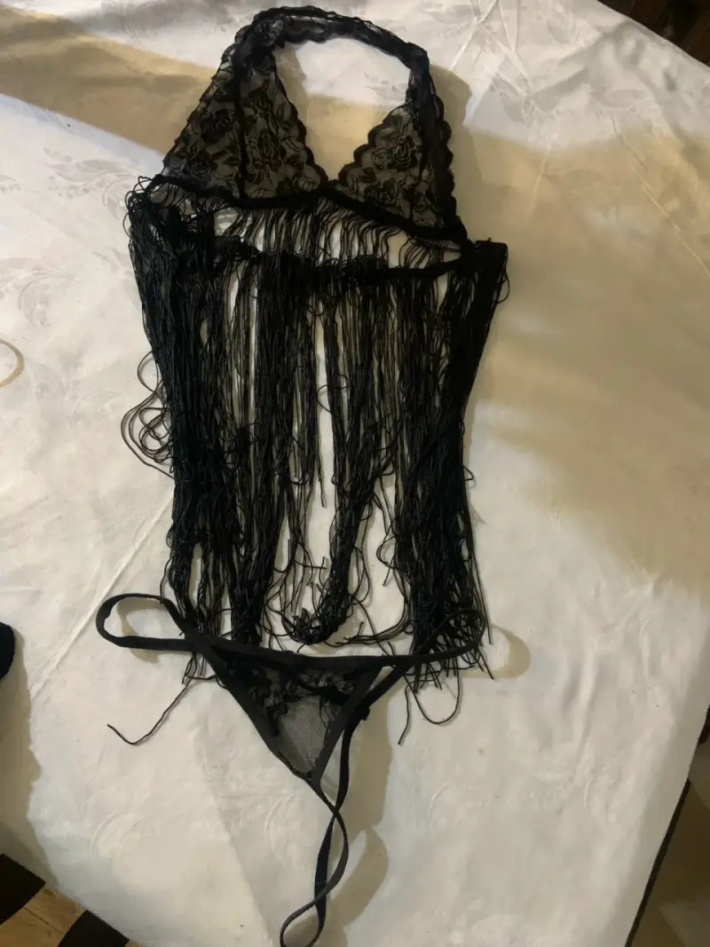 Conjunto de lencería negra con encaje y flecos - 2