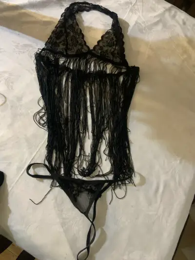 Conjunto de lencería negra con encaje y flecos - miniatura 2
