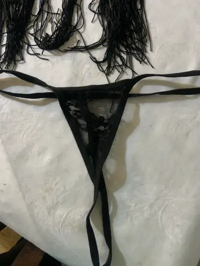 Conjunto de lencería negra con encaje y flecos - miniatura 3